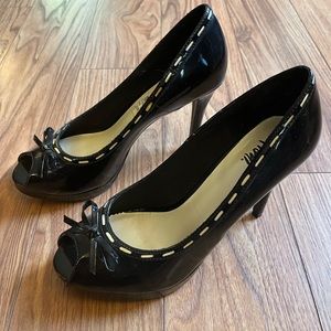 Fiomi Black and white heels